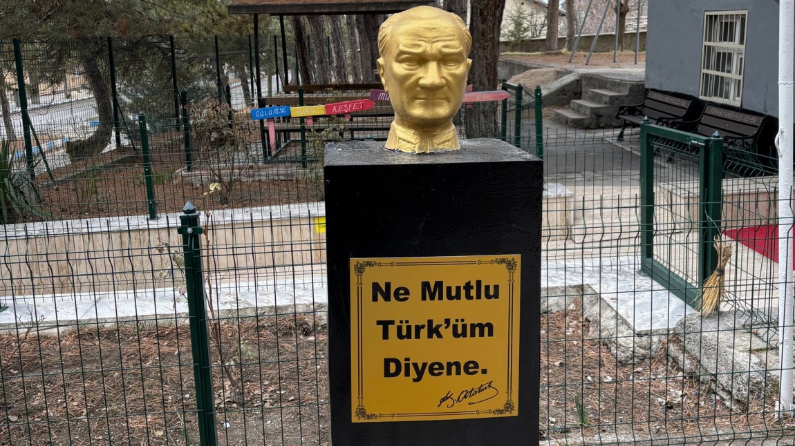 Okulumuzun Atatürk Büstü ve Bayrak Direği Yenileme ve Bakım Çalışmaları Yapıldı